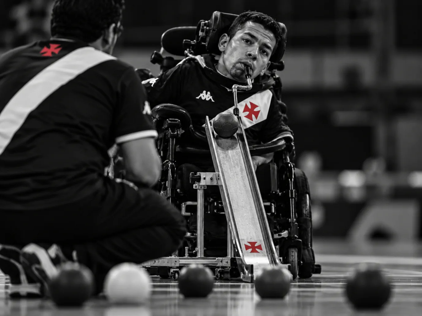 Atleta utiliza calha adaptada para direcionar a bola na bocha